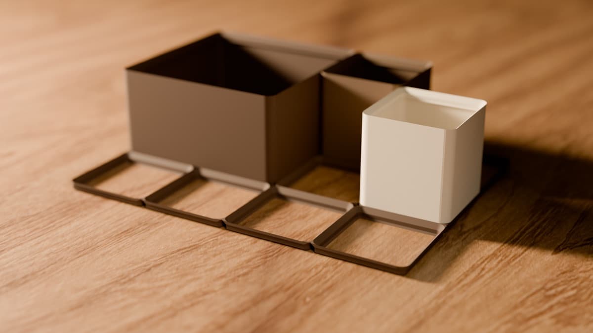 Close da base modular com peças encaixadas nas células